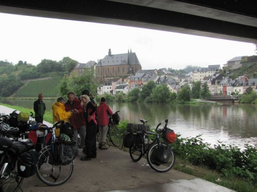 Saarburg - à l'abri sous un pont tout en profitant de la vue sur la ville