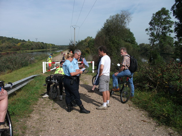 Contrôle de la Gendarmerie : nous avons présenté l'autorisation formelle donnée par VNF >> RAPPEL : Le halage est officiellement interdit aux cyclistes !!